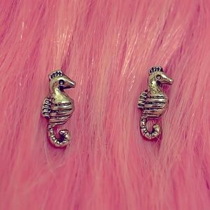Seahorse earrings 💙